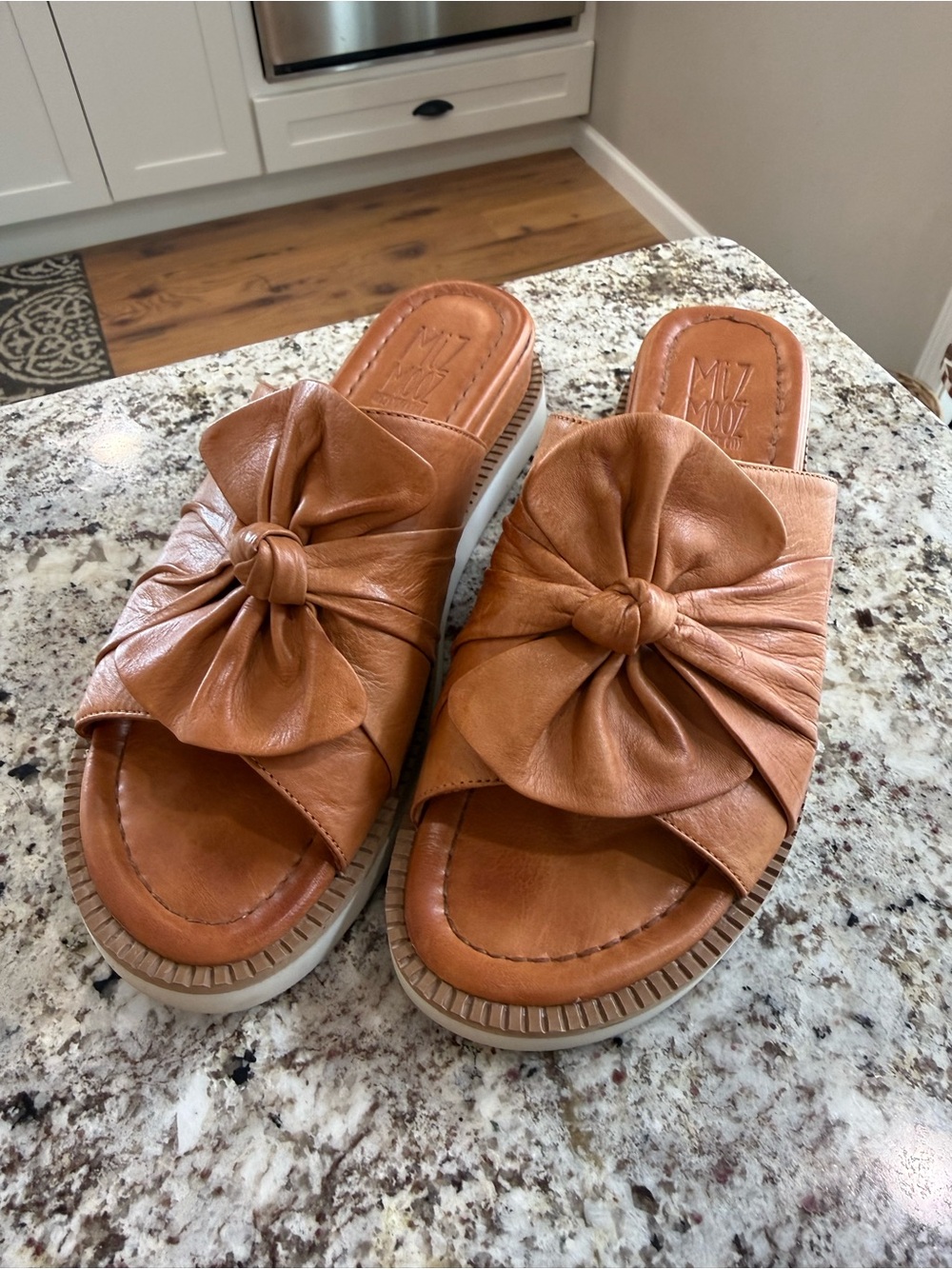 MIZ MOOZ- New York City Tan Leather Bow knot Slide Sandals- size US 9/ Eur 40